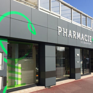 habillage d'une pharmacie et pose de trespa