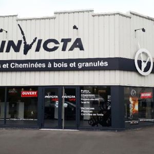 pose d'enseigne pour le groupe INVICTA